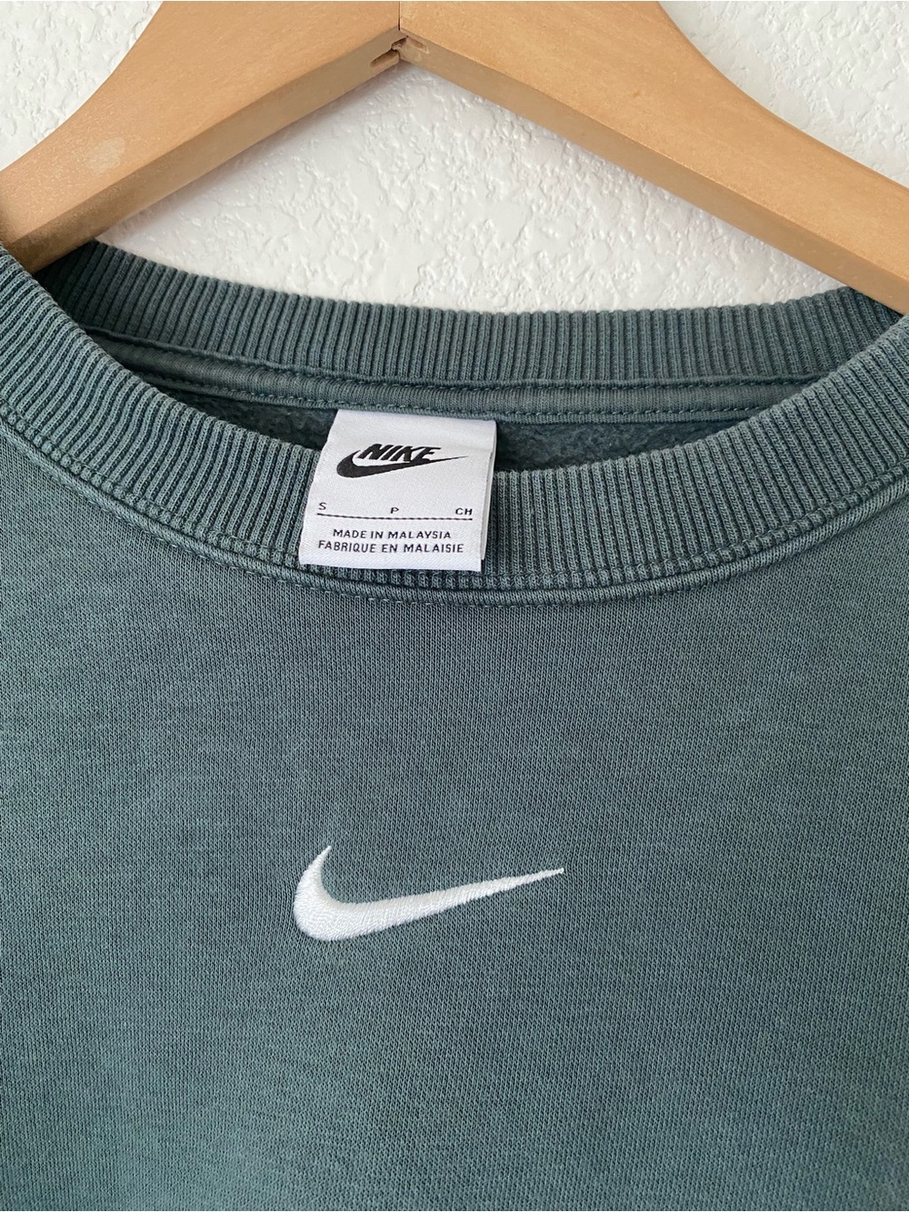 Nike Women's Dark Green Cropped Crewneck Sweatshirt - Picture 2 of 4